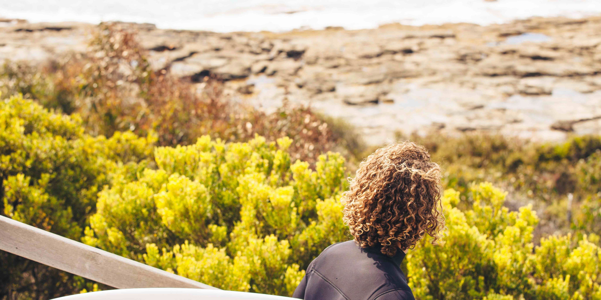 Ein ruhiger Spaziergang an der Küste — die Art von Ort, an dem ein Stimmungstracker offenbaren könnte, dass Sie sich am besten fühlen